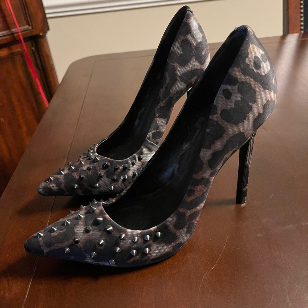 Schutz Pump with studs